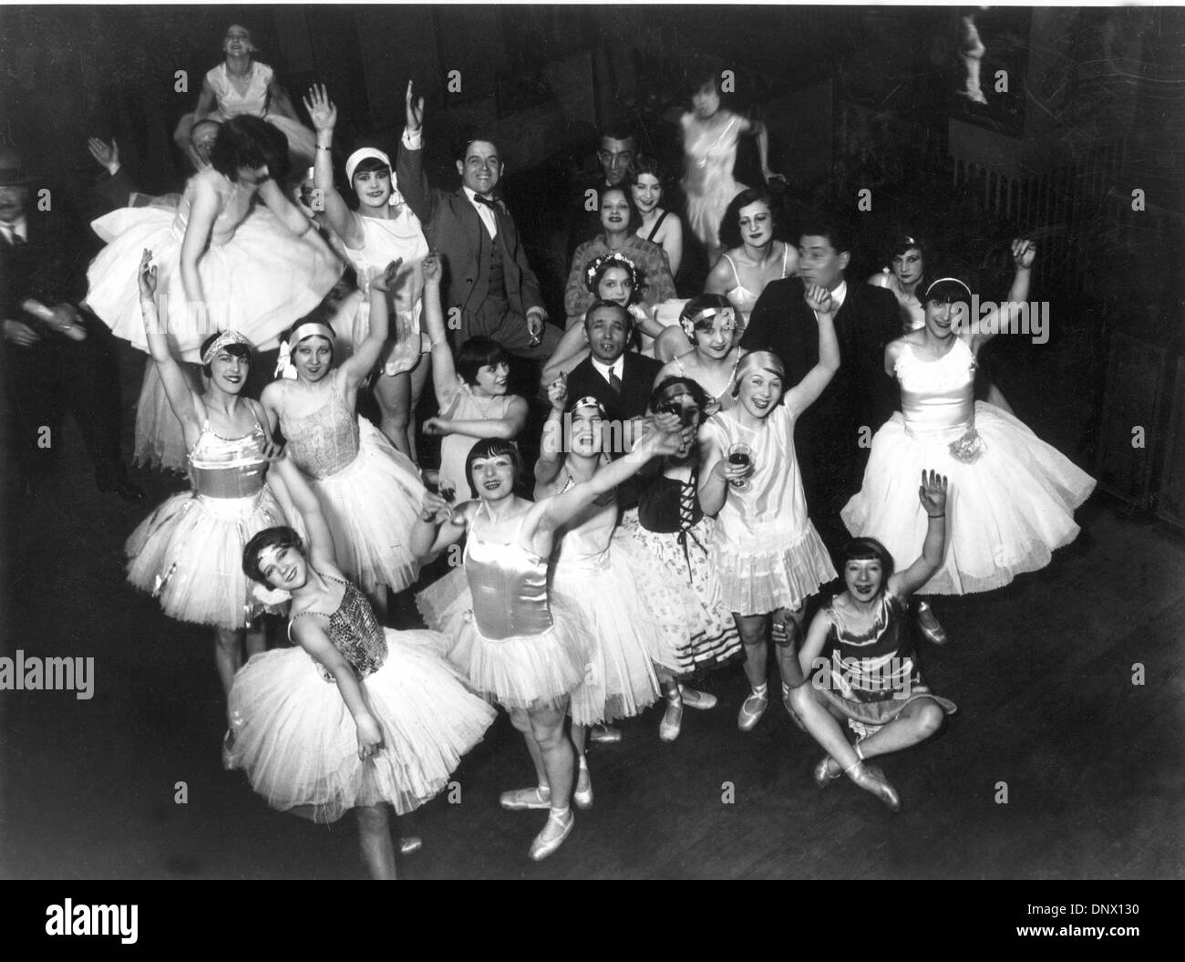 1 janvier, 1928 - Paris, France - monde-célèbre Moulin Rouge, immortalisé par Toulouse-Lautrec est situé à Montmartre, le seul endroit à Paris où vous pouvez voir le vrai pouvez Can. Le Moulin Rouge est une destination touristique, offrant encore de la danse de divertissement pour les visiteurs adultes de partout dans le monde. Une grande partie de la romance du début du siècle, la France est toujours présente dans le c Banque D'Images