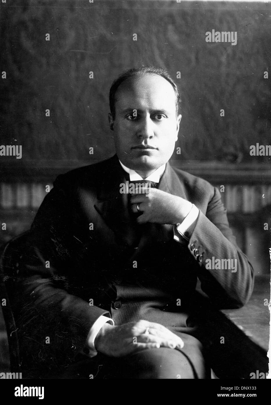 27 avril 1929 - Rome, Iraly - Benito Mussolini (1883-1945) le dictateur italien et leader du mouvement fasciste à son bureau au ministère des Affaires étrangères. (Crédit Image : © Keystone Photos/ZUMAPRESS.com) Banque D'Images