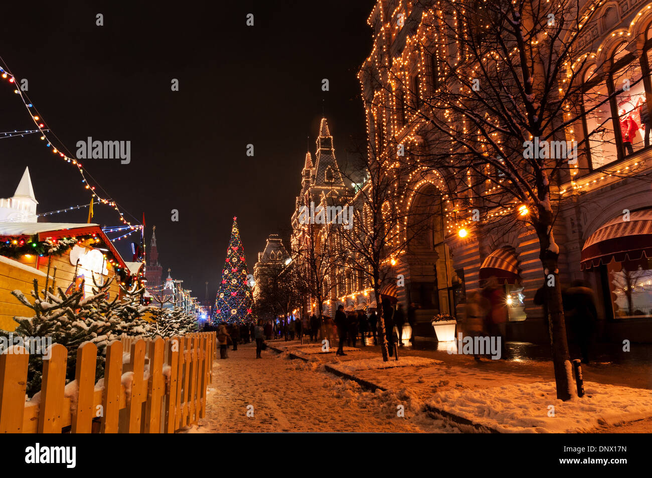 Noël à Moscou, Russie. La place Rouge et du grand magasin d'état de Moscou dans la nuit. Banque D'Images