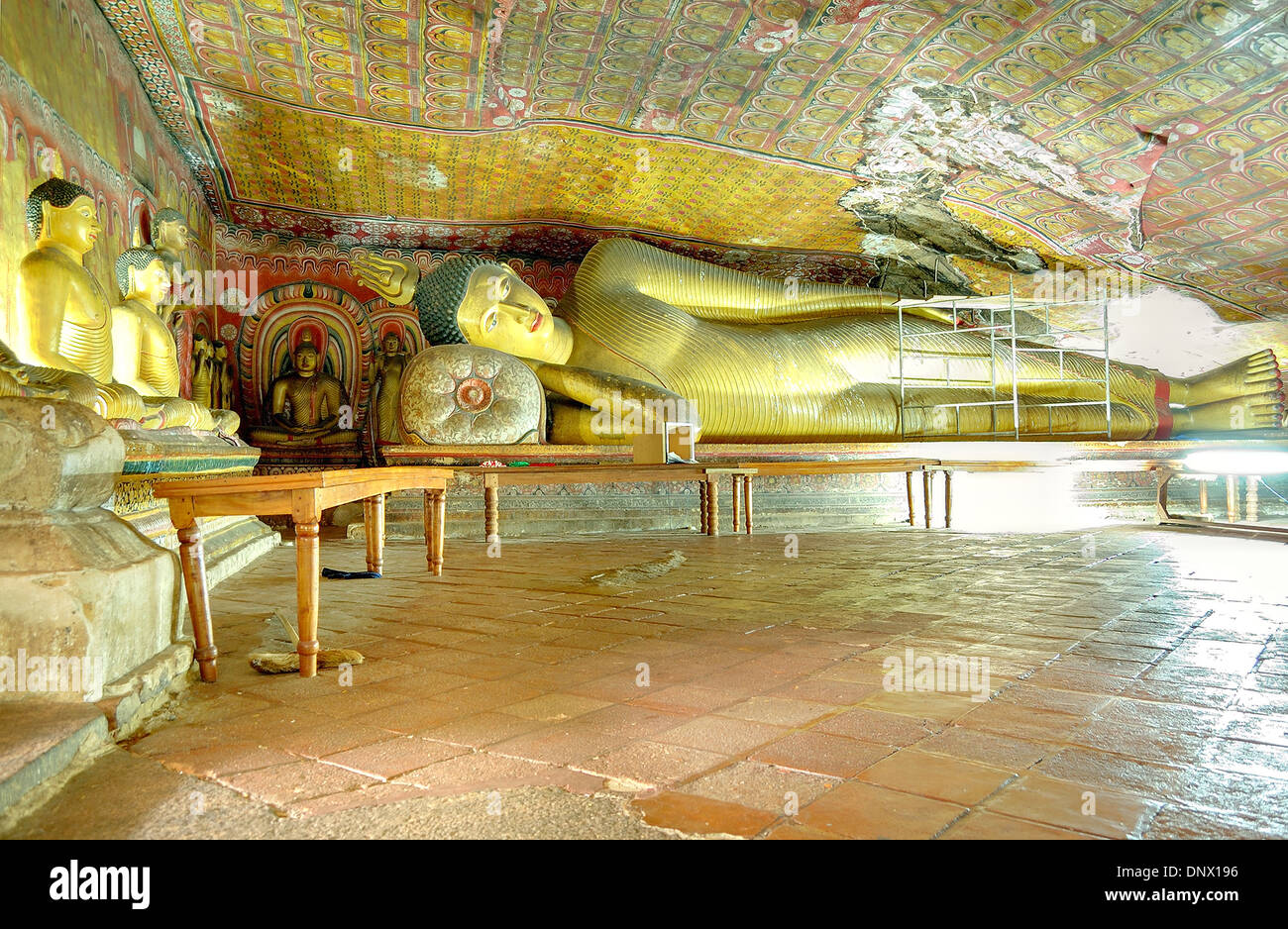 Dambulla cave temple est la grande grotte temple complexe avec plus de 80 grottes et documenté 153 statues de Bouddha Banque D'Images