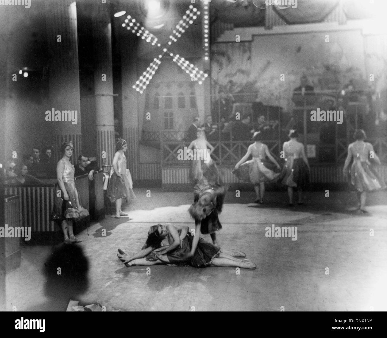 1 janvier, 1930 - Paris, France - monde-célèbre Moulin Rouge, immortalisé par Toulouse-Lautrec est situé à Montmartre, le seul endroit à Paris où vous pouvez voir le vrai pouvez Can. Le Moulin Rouge est une destination touristique, offrant encore de la danse de divertissement pour les visiteurs adultes de partout dans le monde. Une grande partie de la romance du début du siècle, la France est toujours présente dans le c Banque D'Images