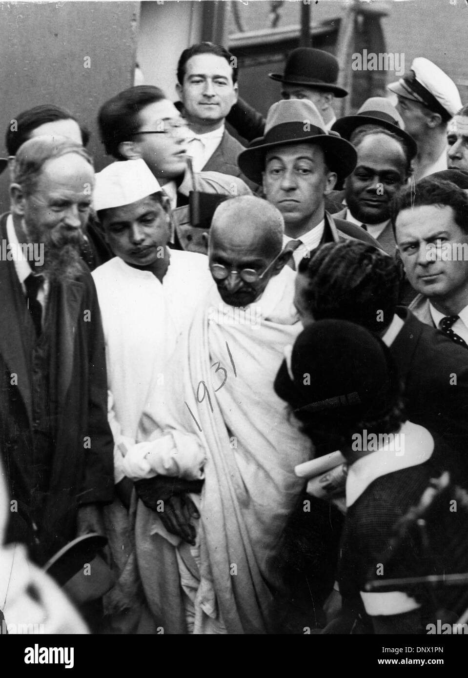 Le 5 décembre, 1931 - Paris, France - le chef religieux, le mahatma Gandhi entouré par les civils après son atterrissage à Marseille ce matin. (Crédit Image : © Keystone Photos USA/ZUMAPRESS.com) Banque D'Images