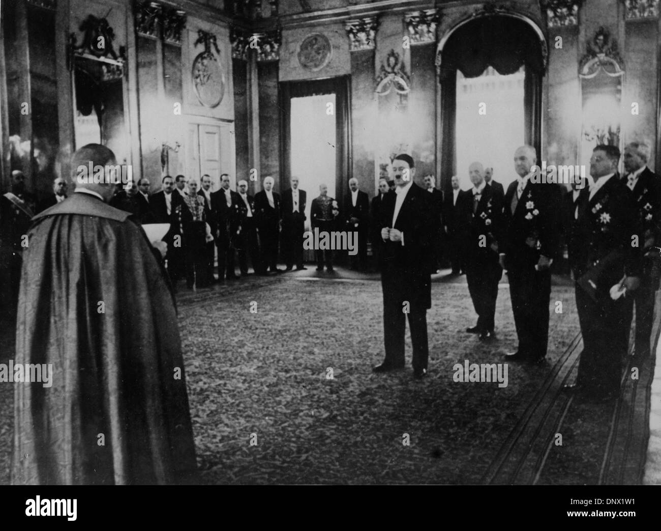 Le 1 mai, 1936 - Berlin, Allemagne - leader nazi Adolf Hitler (C) s'entretient avec l'Archevêque CESARE ORSENIGO, le Nonce Apostolique à Berlin. (Crédit Image : © Keystone Photos USA/ZUMAPRESS.com) Banque D'Images
