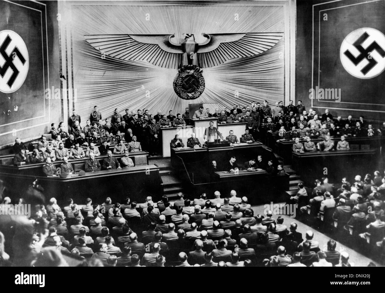 19 mars 1938 - Berlin, Allemagne - Adolf Hitler lors d'une rencontre au Reichstag. Adolf Hitler (20 avril 1889 ÐApril 30, 1945) a été le Führer und Reichskanzler (chancelier) et leader de l'Allemagne de 1933 à sa mort. Il était chef du parti national-socialiste des travailleurs allemands (NSDAP), mieux connu sous le nom de Parti nazi. Au sommet de son pouvoir, les armées de l'Allemagne nazie Banque D'Images
