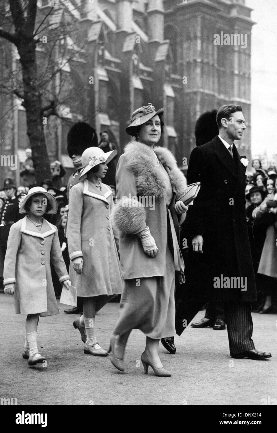 28 avril 1938 - Londres, Angleterre, Royaume-Uni - La Maison de Windsor est née en 1917, lorsque le nom a été adopté en tant que la famille royale britannique's nom officiel par une proclamation du roi George V, remplacer le nom historique de Saxe-Cobourg-Gotha. Il reste le nom de famille de l'actuelle Famille royale. Sur la photo : ELIZABETH ''Reine mère'' et le roi George VI avec la princesse Elizabeth et le prin Banque D'Images