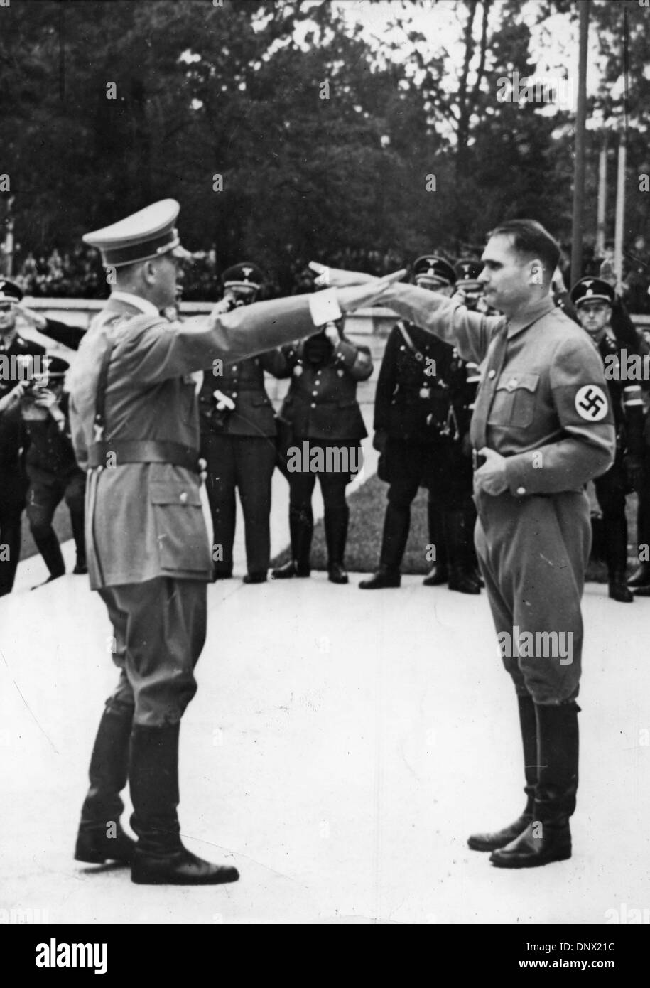 Le 9 juillet, 1938 - Nuremberg, Allemagne - HERR Rudolf Hess (R), l'adjoint d'Adolf Hitler, accueille le Führer Adolf Hitler avec le salut nazi lorsque celui-ci est arrivé à la salle des congrès de Nuremberg pour l'ouverture de la 10e rallye Parti Socialiste des Nations Unies. Hess a ouvert le rallye. (Crédit Image : © Keystone Photos USA/ZUMAPRESS.com) Banque D'Images