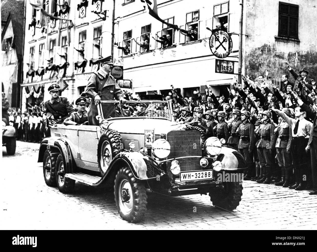 20 septembre 1938 - Sudètes, en Tchécoslovaquie - Adolf Hitler à cheval dans les rues de Sudètes. Adolf Hitler (20 avril 1889 ÐApril 30, 1945) a été le Führer und Reichskanzler (chancelier) et leader de l'Allemagne de 1933 à sa mort. Il était chef du parti national-socialiste des travailleurs allemands (NSDAP), mieux connu sous le nom de Parti nazi. (Crédit Image : © Keystone Photo Banque D'Images