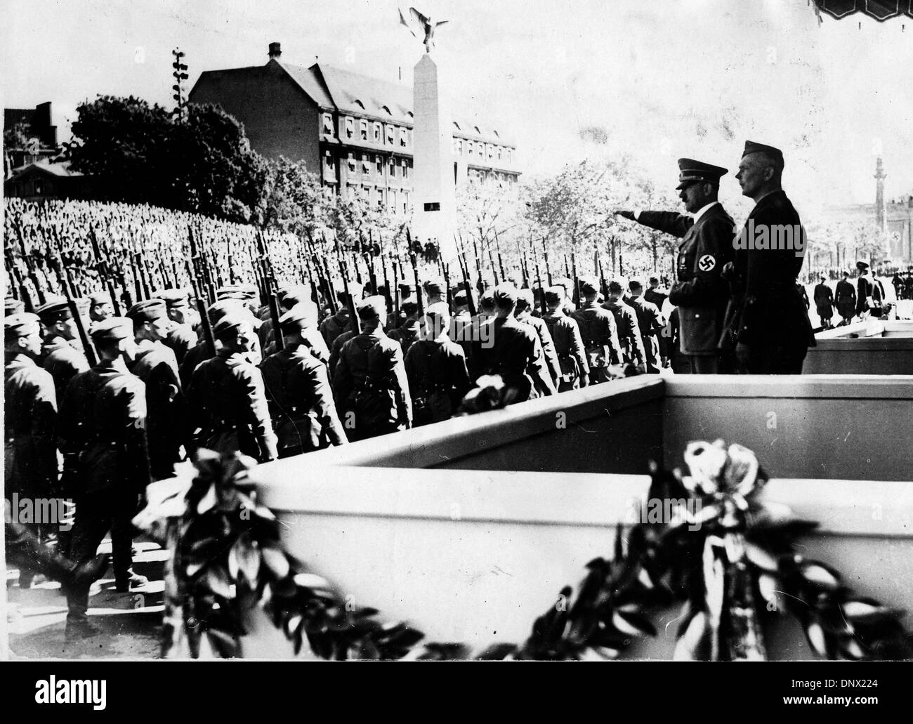 6 juin, 1939 - Berlin, Allemagne - Adolf Hitler remerciant son légion Condor pour leurs services en Espagne. Adolf Hitler (20 avril 1889 - 30 avril, 1945) était le Führer und Reichskanzler (chancelier) et leader de l'Allemagne de 1933 à sa mort. Il était chef du parti national-socialiste des travailleurs allemands (NSDAP), mieux connu sous le nom de Parti nazi. (Crédit Image : © Keystone Photos Banque D'Images