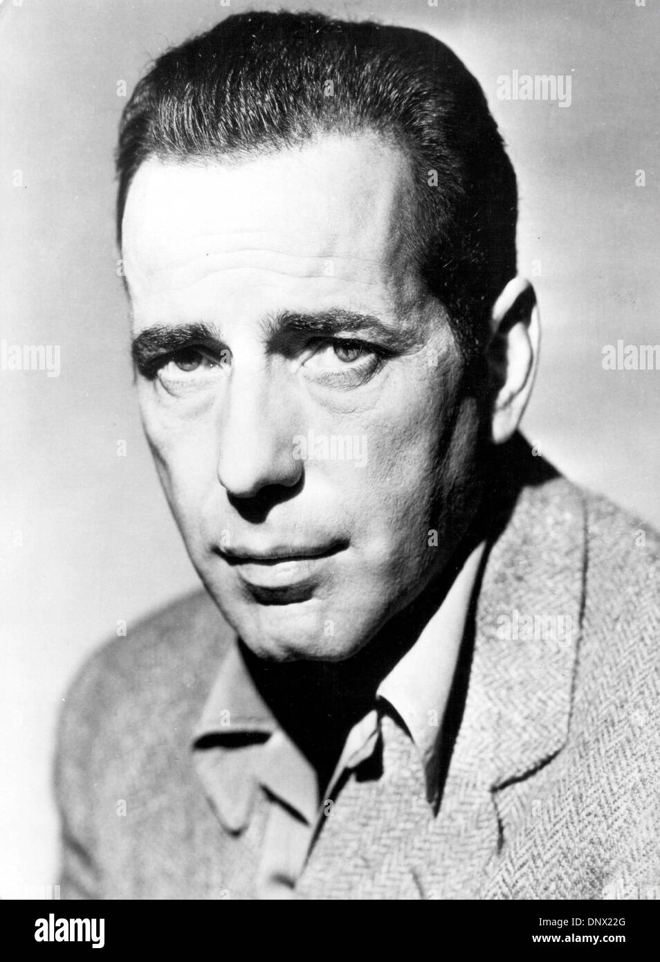 1 janvier 1940 - Hollywood, CA, États-Unis - la quintessence du tough guy, Humphrey Bogart reste l'une des légendes les plus durables de Hollywood et l'une des stars les plus aimés de tous les temps. Bien qu'une grande célébrité au cours de sa propre vie, l'appel de Bogart a augmenté de manière quasi exponentielle dans les années qui ont suivi sa mort, et son disque dur à l'inimitable - persona-mordu, cynique et énigmatique - Banque D'Images