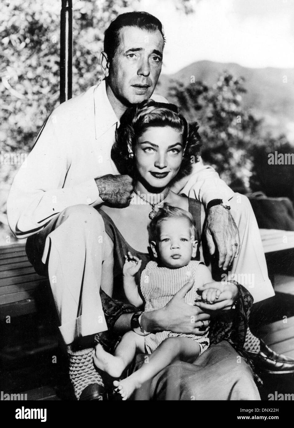 1 janvier, 1940 - Los Angeles, CA, É.-U. - la quintessence du tough guy, Humphrey Bogart reste l'une des légendes les plus durables de Hollywood et l'une des stars les plus aimés de tous les temps. Bien qu'une grande célébrité au cours de sa propre vie, l'appel de Bogart a augmenté de manière quasi exponentielle dans les années qui ont suivi sa mort, et son disque dur à l'inimitable - persona-mordu, cynique et énigmatique Banque D'Images