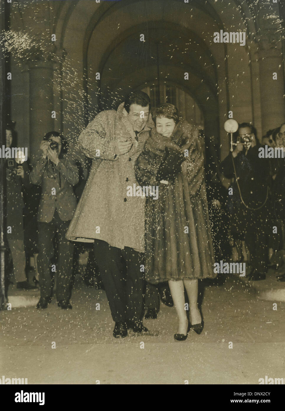 Jan 06, 1962 - Rome, Italie - RENATO SALVATORI et sa nouvelle épouse Annie Girardot laisser de ville tandis que le riz blanc sont jetée en l'air. (Crédit Image : © Keystone Photos/ZUMAPRESS.com) Banque D'Images