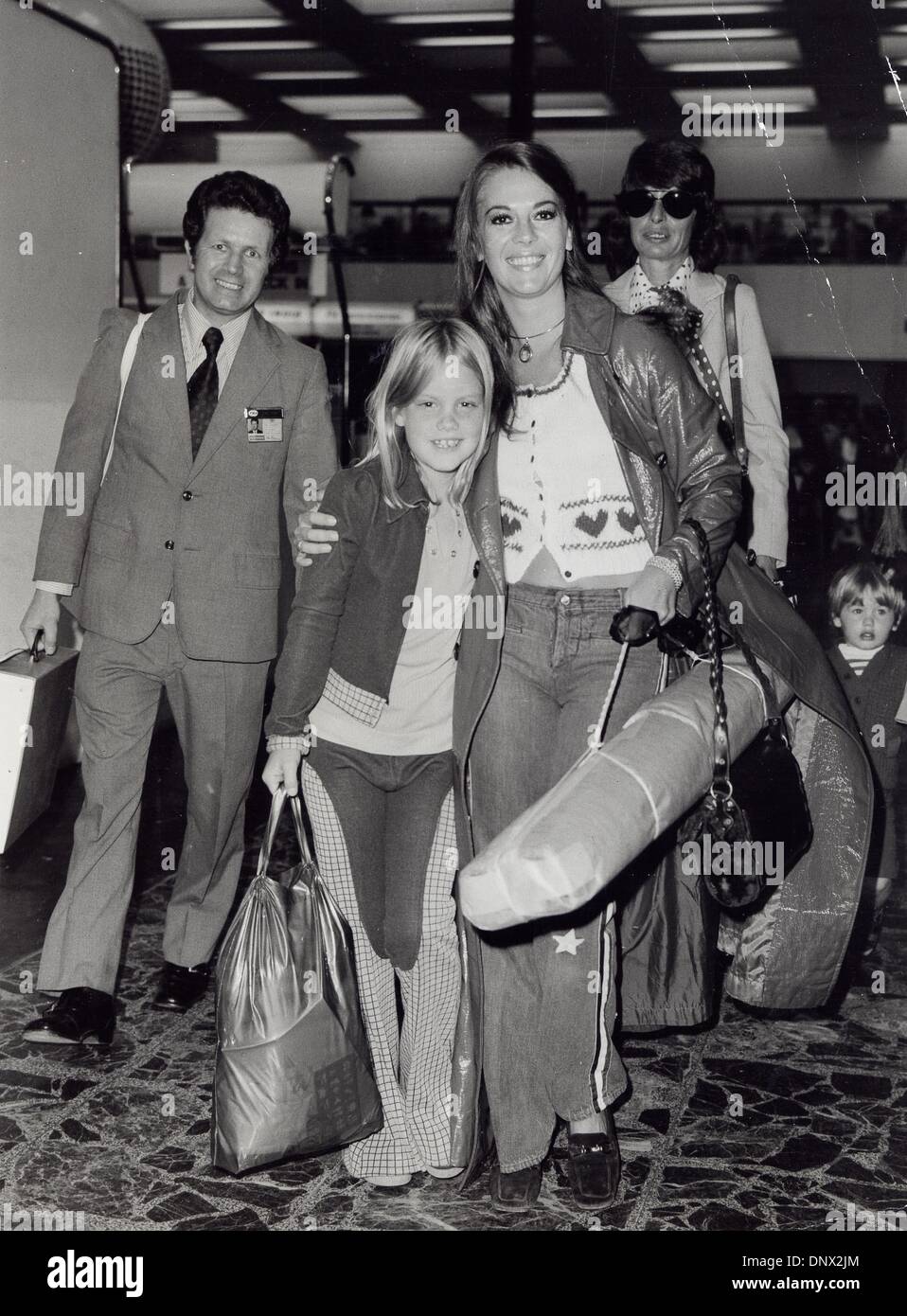 14 août 1972 - NATALIE WOOD avec 8 ans belle-fille Katie Wagner à l'aéroport Heathrow de Londres 1972.(Image Crédit : © Globe Photos/ZUMAPRESS.com) Banque D'Images