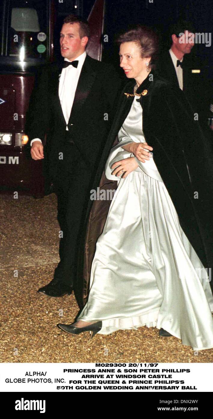 Le 20 novembre, 1997 - Windsor, Royaume-Uni - la princesse Royale avec son fils Peter Phillips arriver au château de Windsor pour le bal ce soir à l'occasion de la Reine et le duc d'Édimbourg le 50e anniversaire de mariage. John Stillwell/PA.(Image Crédit : © Globe Photos/ZUMAPRESS.com) Banque D'Images