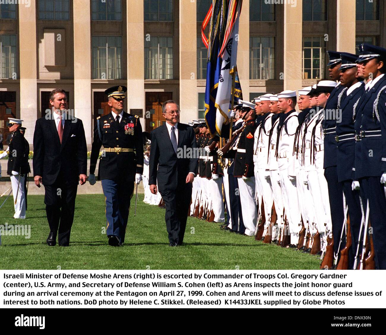 27 avril 1999 - 990427-D-2987S-039..Ministre israélien de la défense Moshe Arens (droite) est escorté par le commandant des troupes du colonel Gregory Gardner (centre), de l'armée américaine, et le secrétaire à la Défense William S. Cohen (à gauche), Arens inspecte la garde d'honneur conjointe au cours d'une cérémonie d'arrivée au Pentagone le 27 avril 1999. Cohen et Moshe Arens se réuniront pour discuter des questions de défense d'intérêt pour les deux Banque D'Images