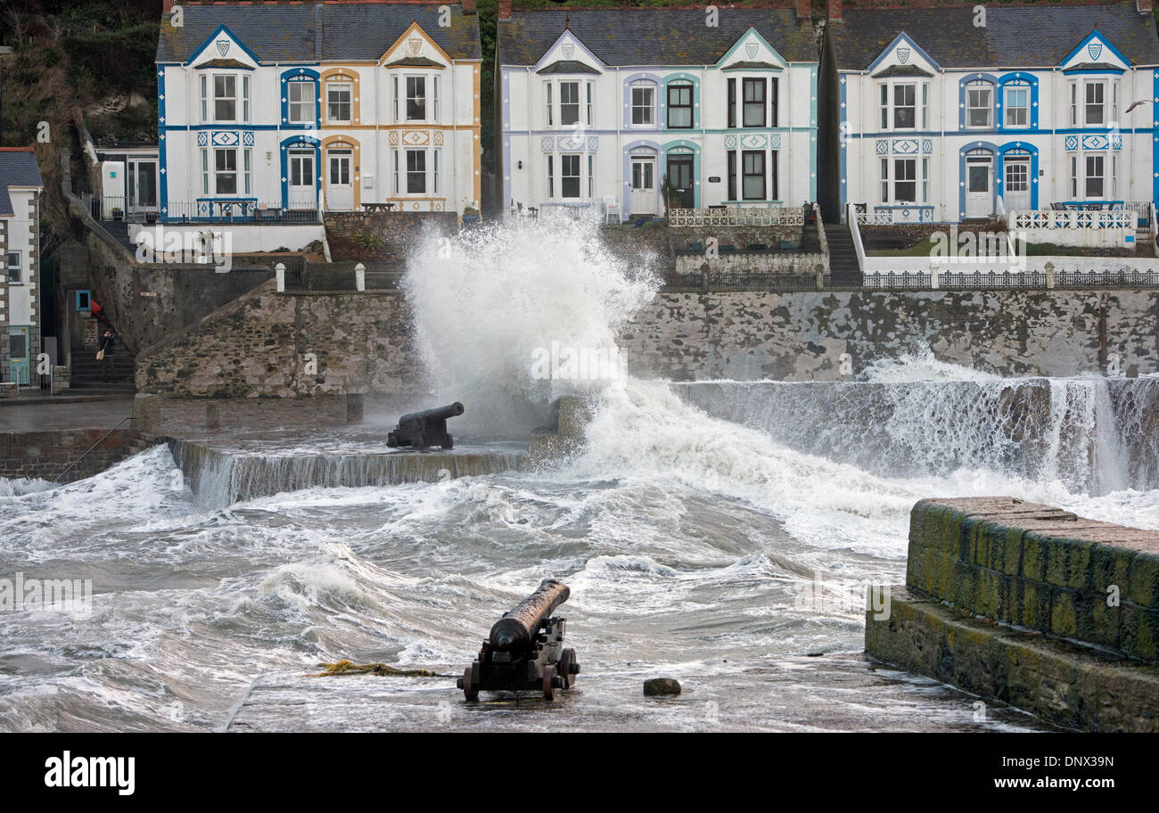 Des vagues énormes et l'état de la mer générée par la tempête Hercules, smash en Porthleven Harbour, Bob Sharples/Alamy Banque D'Images