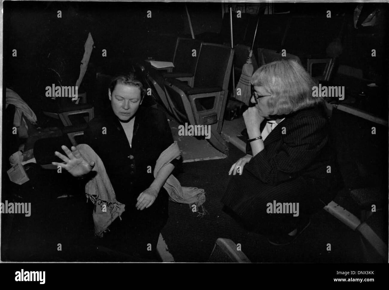 23 avril 2001 - K20478JBE. DIANE WIEST, Cynthia Ozick ''EXCULSIVE''.AU COURS D'UNE PAUSE DANS LES RÉPÉTITIONS CYNTHIA OZICK DE NEUF JOUER ''le'' CHÂLE DIANNE WIEST, FIXANT LES DEUX PARTAGENT UN MOMENT pensif. PLAY HOUSE 91. La VILLE DE NEW YORK. JAMES BEVINS S Â© 1995.(Image Crédit : © Globe Photos/ZUMAPRESS.com) Banque D'Images