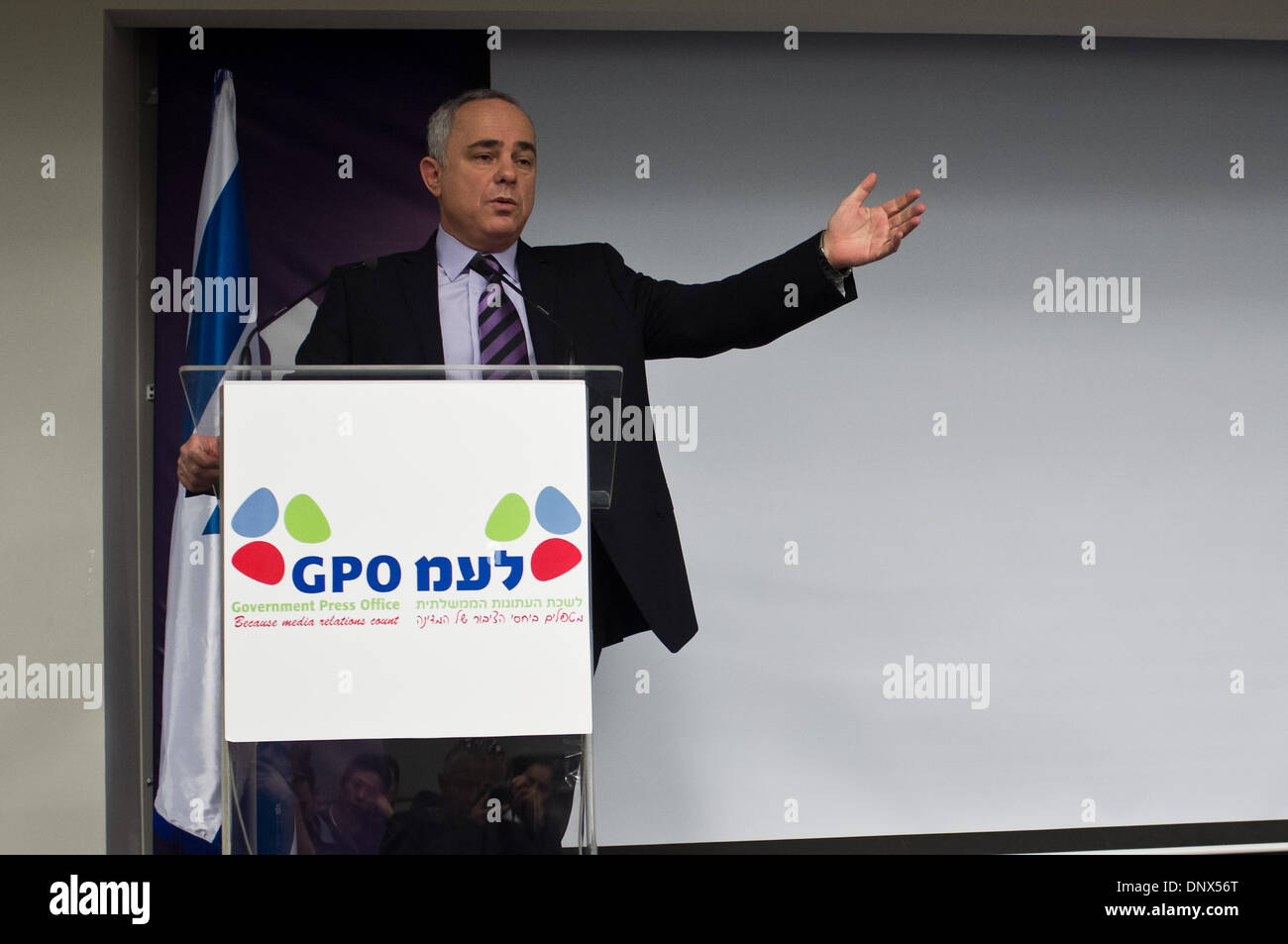 Jérusalem, Israël. 06 Jan, 2014. Le ministre des Affaires stratégiques et du renseignement, le Dr YUVAL STEINITZ, reproduit une récente réunion d'information du cabinet du gouvernement sur "l'empoisonnement par l'état sans précédent d'enfants palestiniens avec cercle vicieux et de haine profonde du peuple juif '. Jérusalem, Israël. 6-Jan-2014. Le ministre des Affaires stratégiques et du renseignement a tenu un point de presse sur les résultats sans précédent de l'incitation contre les Juifs qui auraient été communiquées par le système éducatif palestinien et des médias sous le patronage du Président de l'Autorité palestinienne Abu Mazen. Credit : Alon Nir/Alamy Live News Banque D'Images