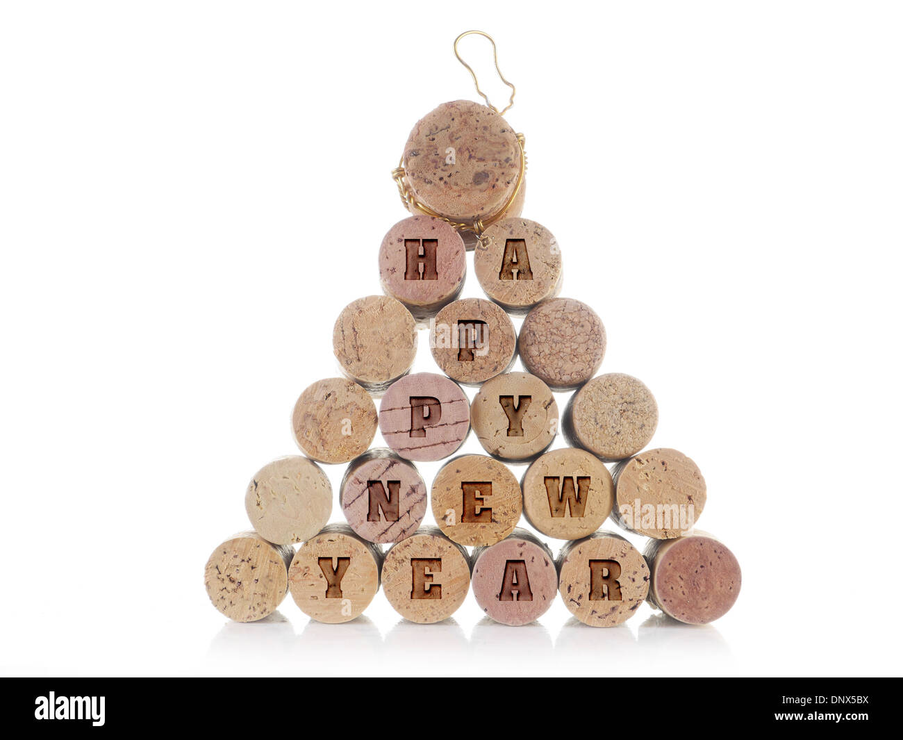 Vin et champagne bouchons disposés en pyramide avec imprimé Bonne Année mots over white background Banque D'Images