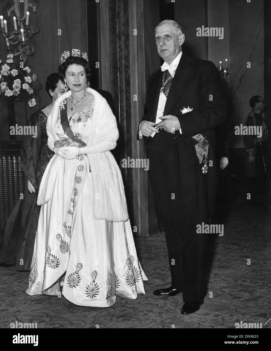 7 avril 1960 - Londres, Angleterre, Royaume-Uni - LA REINE ELIZABETH II reçoit guest, Président de France CHARLES DE GAULLE à un gala au Royal Opera House de Covent Garden. (Crédit Image : © Keystone Photos USA/ZUMAPRESS.com) Banque D'Images