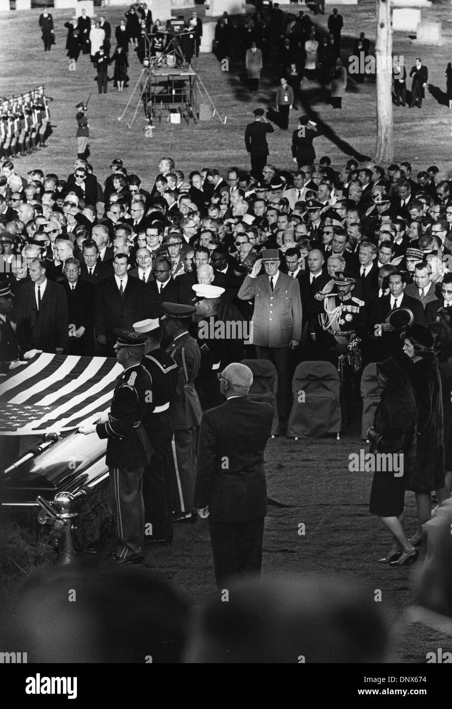 25 nov., 1963 - Le comté d'Arlington, Virginie, États-Unis - Président de France CHARLES DE GAULLE assiste à l'enterrement du défunt Président Kennedy au cimetière national d'Arlington après son assassinat. (Crédit Image : © Keystone Photos USA/ZUMAPRESS.com) Banque D'Images