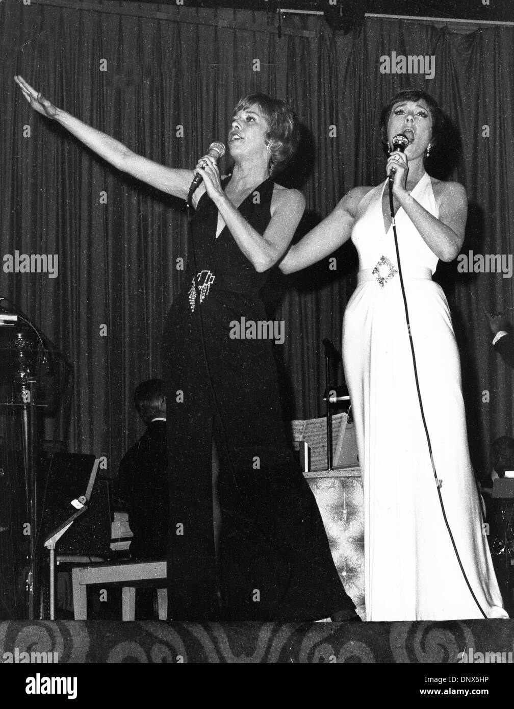 24 août 1972 - Julie Andrews avec Carol Burnett sur leurs propres et spéciales à un concert au Carnegie Hall à New York 1972.(Image Crédit : © Globe Photos/ZUMAPRESS.com) Banque D'Images