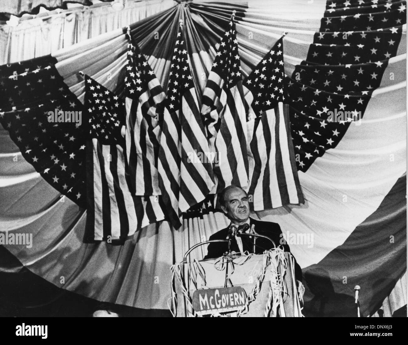 Le 3 novembre 1972 - New York, NY, États-Unis - Le sénateur George MCGOVERN donne un discours lors d'un élection présidentielle 1972 rallye, sous les étoiles et les rayures de son pays. En présence de nombreux acteurs de cinéma et de théâtre. (Crédit Image : © Keystone Photos USA/Zumapress.com) Banque D'Images