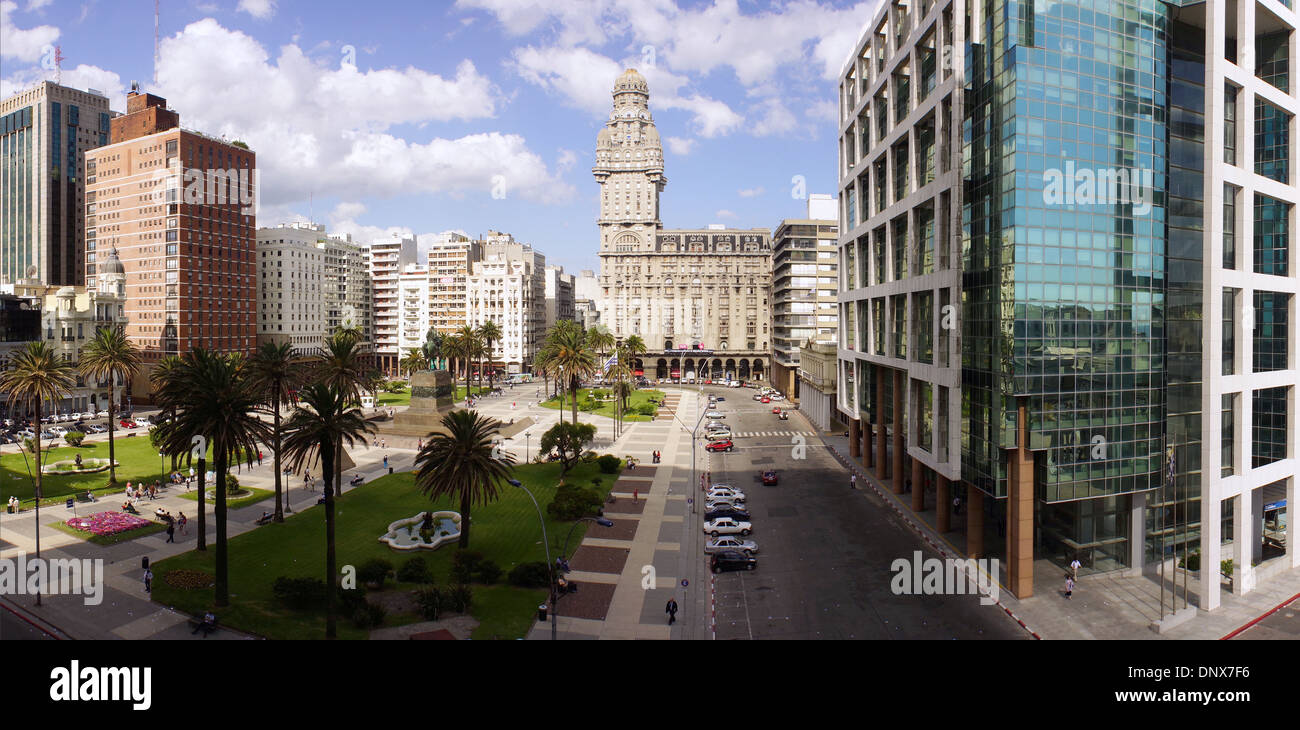 Le palais Salvo et l'Executive Tower (gouvernement) à la place de l'indépendance, Montevideo, Uruguay. Banque D'Images