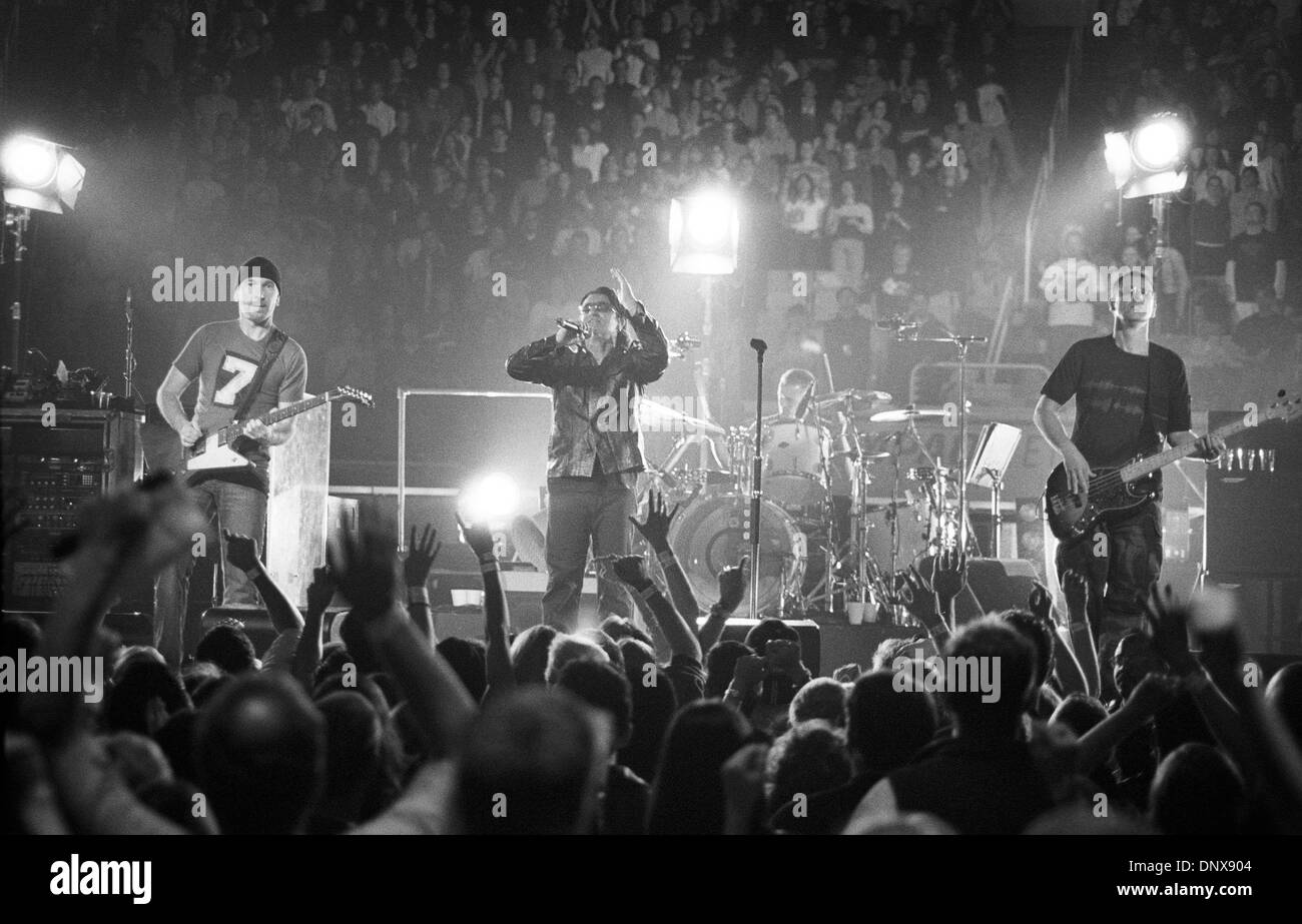 19 août 2001 - San Jose, Costa Rica - BONO, THE EDGE, ADAM CLAYTON ET LARRY MULLEN de U2 en concert au HP Pavilion de San Jose. (Crédit Image : © Jérôme Brunet/ZUMAPRESS.com) Banque D'Images