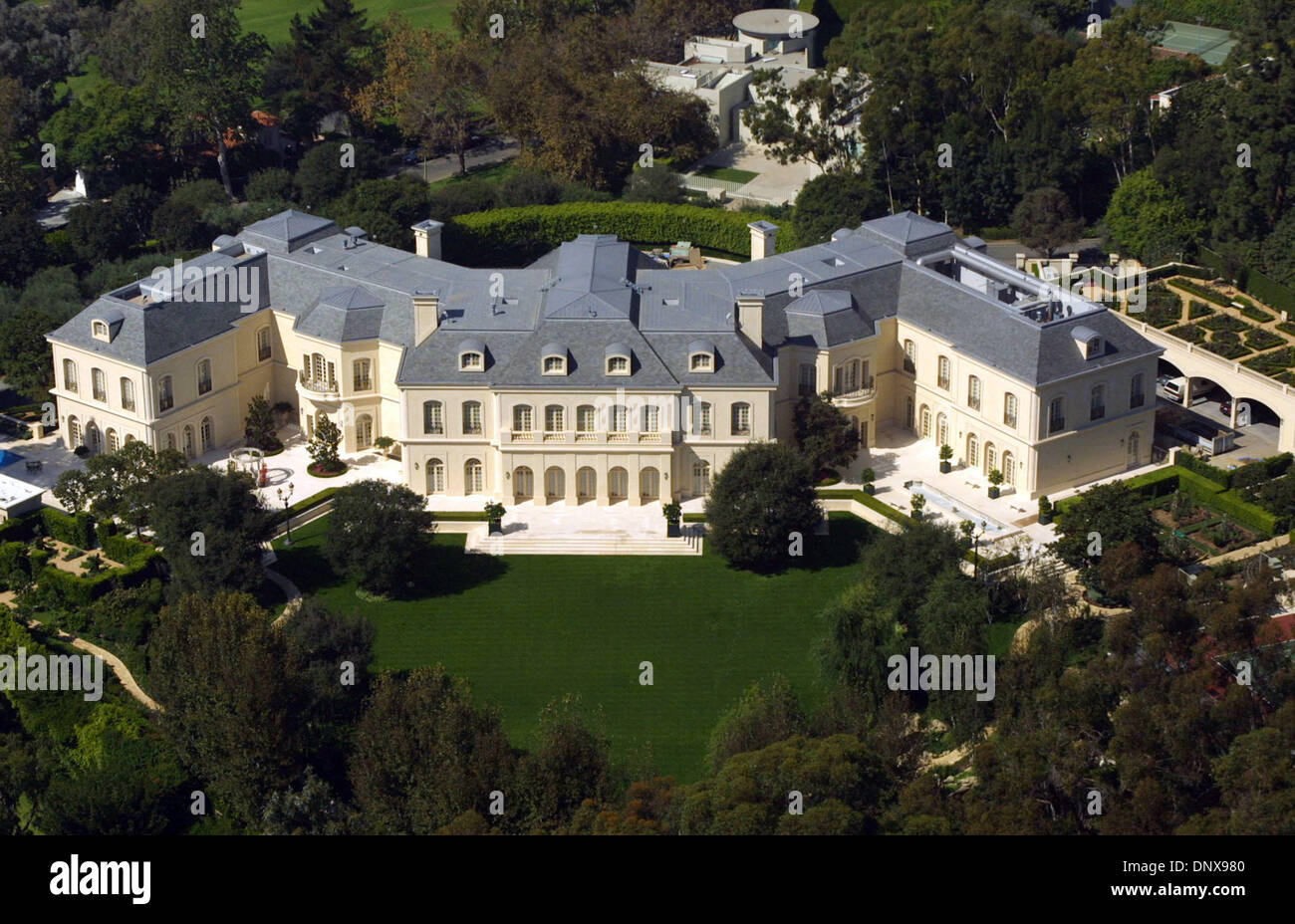 L'un des producteurs les plus prolifiques de la télévision, Aaron Spelling (Apr 22, 1923 - Juin 23, 2006), 83, est mort à la famille Holmby Hills estate, appelé 'Le Manoir'. Super hit producteur de 'Charlie's Angels', 'Dynasty', 'Love Boat,' '90210', 'Melrose Place', 'Starsky et Hutch," et "Fantasy Island". Les critiques l'a appelé maître de 'schlock plat.' Il a dit, il préfère s'il vous plaît 30 millions de vie Banque D'Images