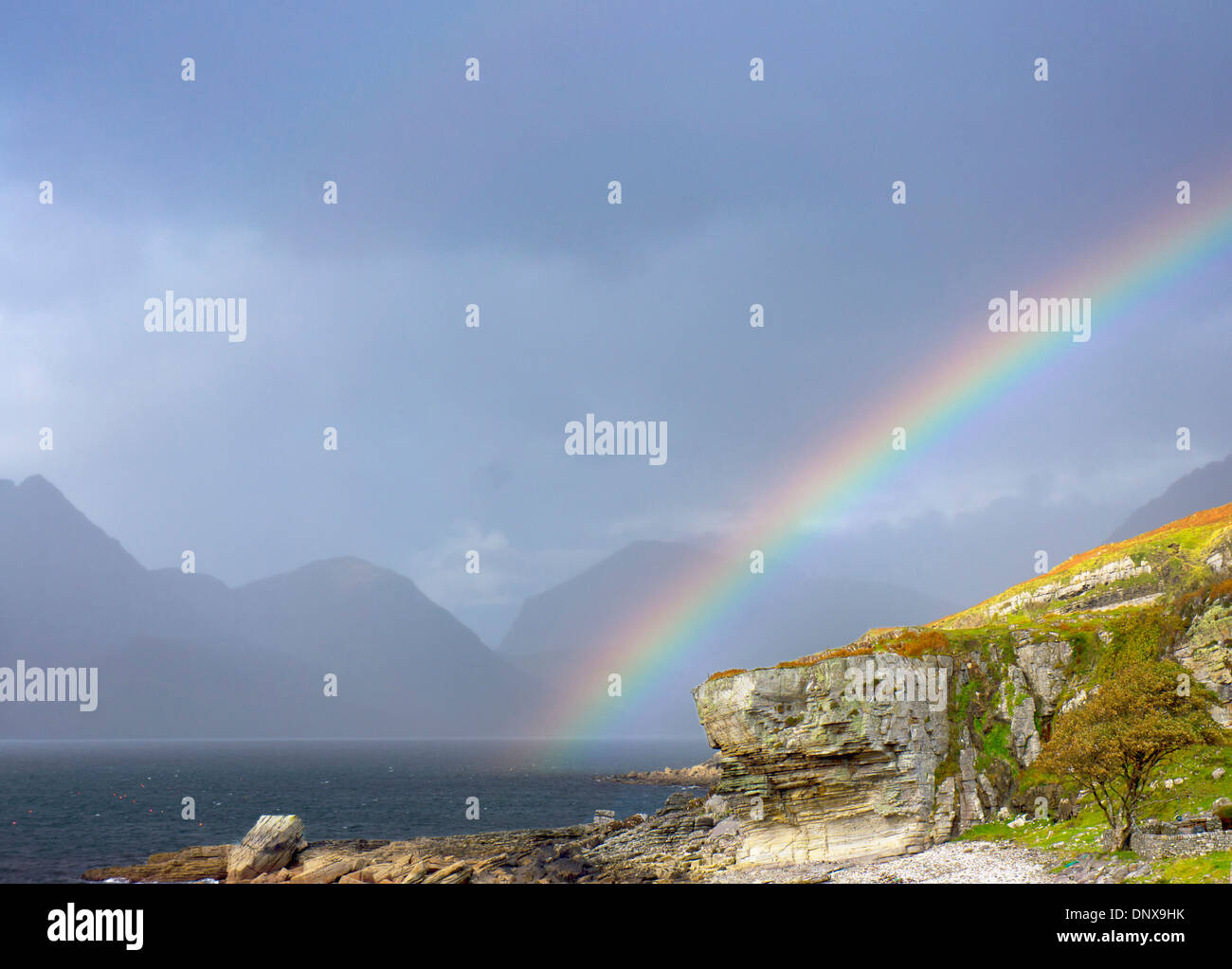 Sgur na ires, Black Cuillins vue sur le Loch Scavaig, Elgol sur l'île de Skye dans les Highlands écossais en météo dramatique Banque D'Images