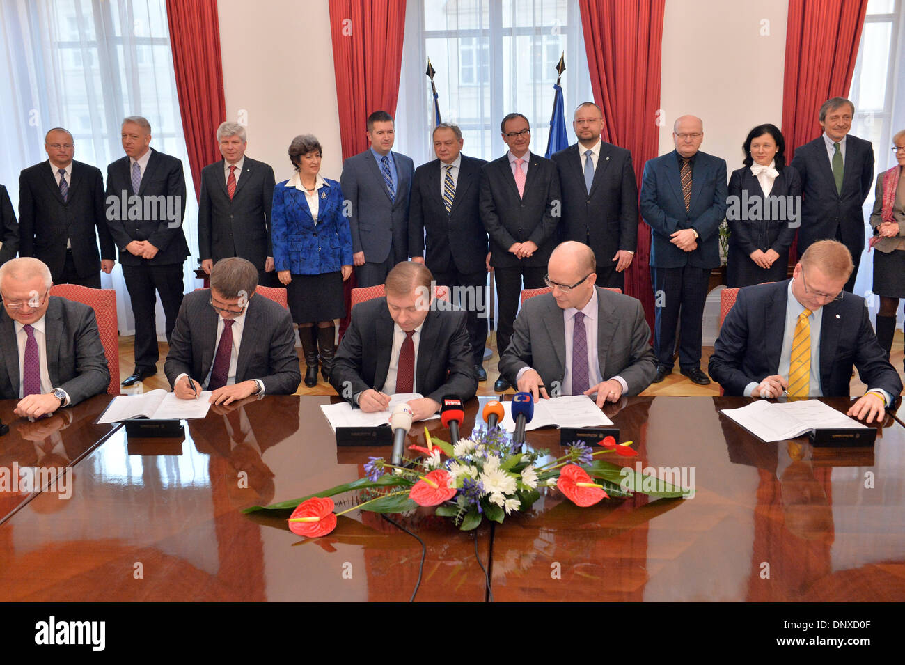 De gauche à droite : le vice-président de l'ONA, Jaroslav Faltynek, président de l'ANO Andrej Babis, président des députés du CSSD club Sklenak romain, président du CSSD M. Bohuslav Sobotka et président du KDU-CSL Pavel Belobradek photographié lors de la signature du contrat de coalition à Prague, République tchèque le 6 janvier 2014. (Photo/CTK Michal Dolezal) Banque D'Images