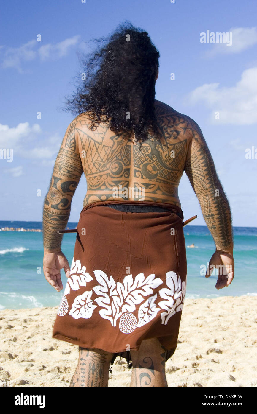 Dec 08, 2005 ; North Shore, HI, USA ; d'autres surfeurs, famille et amis se rassemblent aujourd'hui à l'de Banzai Pipeline sur Oahu Côte-Nord aujourd'hui pour rendre hommage à grande vague surfer Tahitian MALIK JOYEUX (Tahiti) qui s'est noyé vendredi dernier après l'élimination d'une grande vague de pipeline. Plus de 100 internautes ont pagayé dans la traditionnelle cérémonie d'Hawaï. Hawaiian Tribal tatoué sur la plage. Obligatoire (CRE Banque D'Images