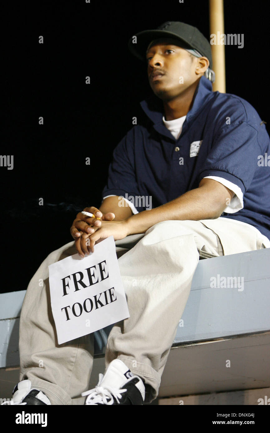 Dec 12, 2005 ; Los Angeles, CA, USA ; le soir avant l'horaire d'exécution  par injection létale de gangs Crips fondateur Stanley Tookie Williams '',  une grande foule se rassemble en face