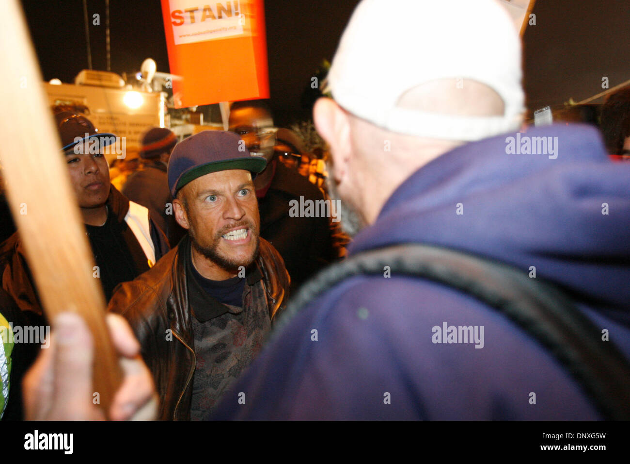 Dec 12, 2005 ; Los Angeles, CA, USA ; le soir avant l'horaire d'exécution par injection létale de gangs Crips fondateur Stanley Tookie Williams '', une grande foule se rassemble en face du portail principal de la prison de San Quentin, l'emplacement de l'équipe de la mort, après le gouverneur Arnold Schwarzenegger a refusé la clémence pour Williams. Peu après minuit dans la nuit du 12/13 décembre, Williams Banque D'Images