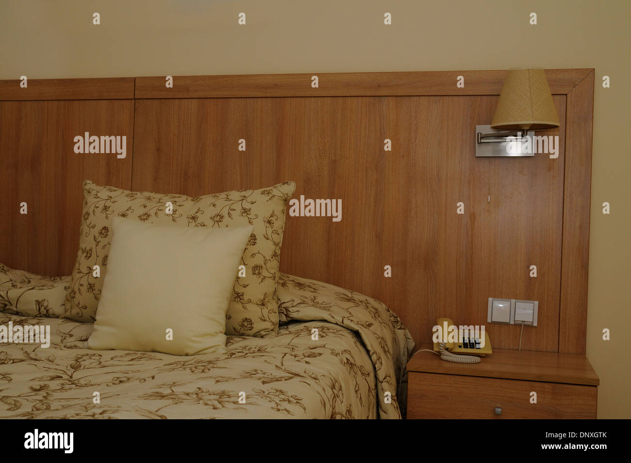 Chambre d'hôtel lit avec oreillers. Banque D'Images