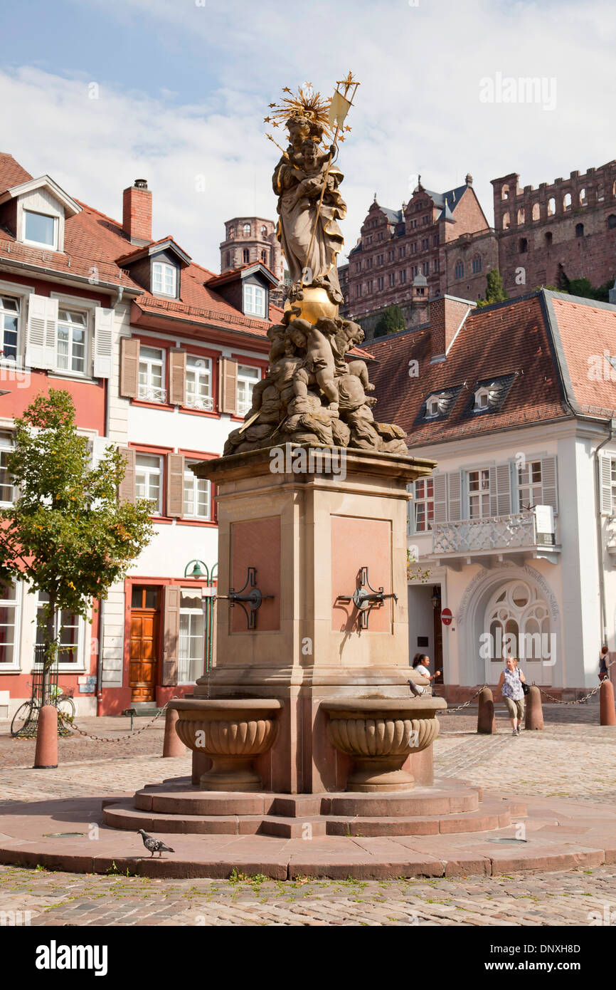 Le marché du maïs (Kornmarkt), place du marché avec Madonna statue dans la partie ancienne de twon, Heidelberg, Bade-Wurtemberg, Allemagne Banque D'Images