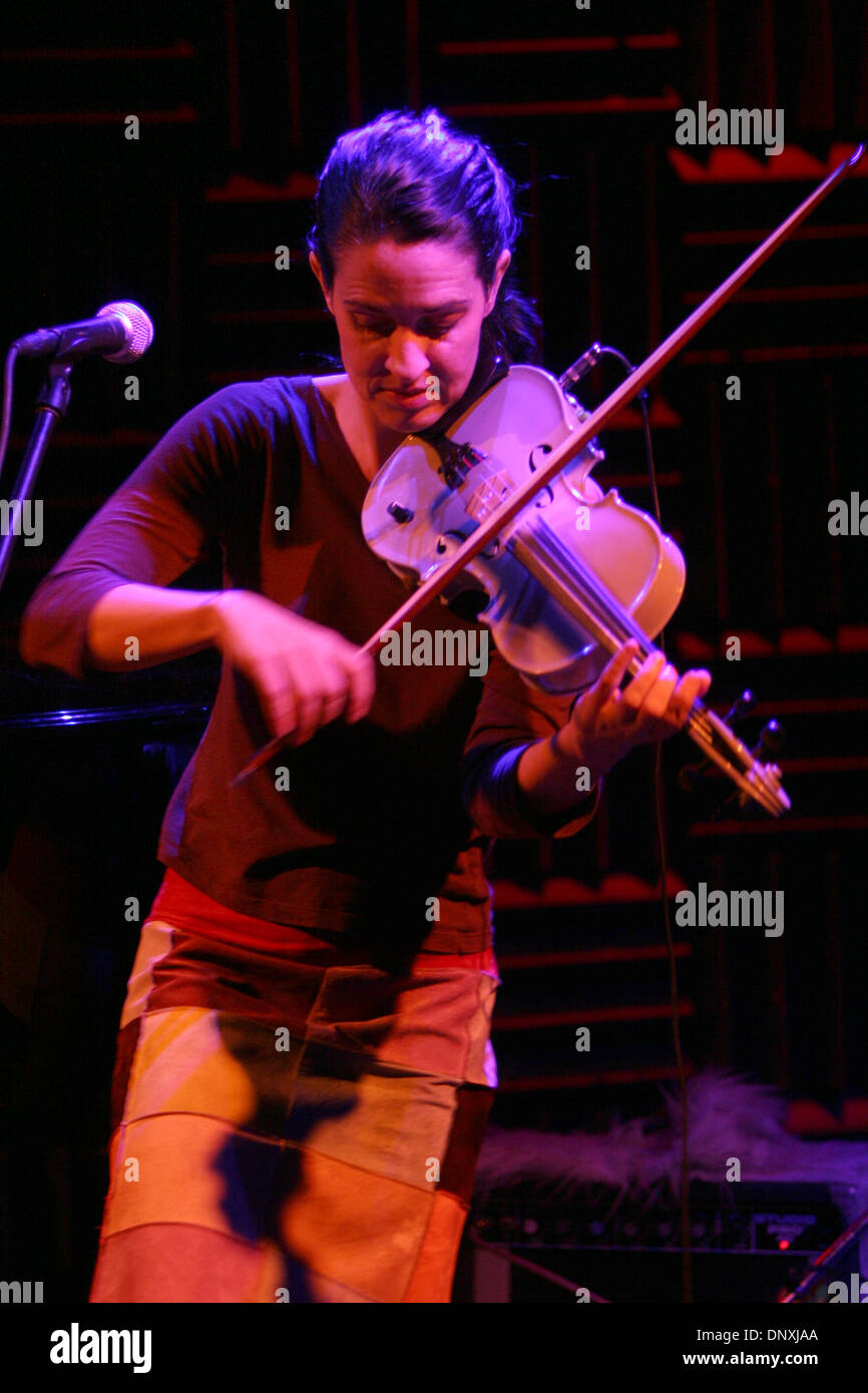 Déc 15, 2005 ; New York, NY, USA ; Tracy Bonham performing at Joe's Pub le mercredi 14 décembre 2005. Crédit obligatoire : Photo par Aviv petit/ZUMA Press. (©) Copyright 2005 par Aviv Petit Banque D'Images