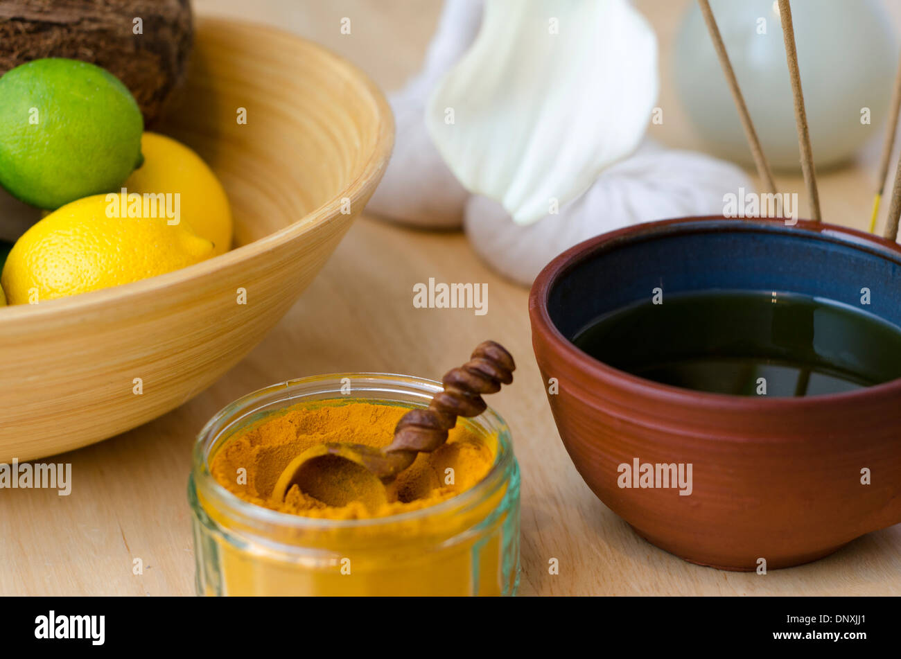 Un arrangement de table d'épices, d'huile de massage et d'outils, utilisés en Ayurveda massage. Banque D'Images