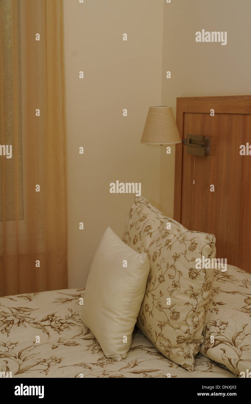 Coussins sur le lit. Banque D'Images