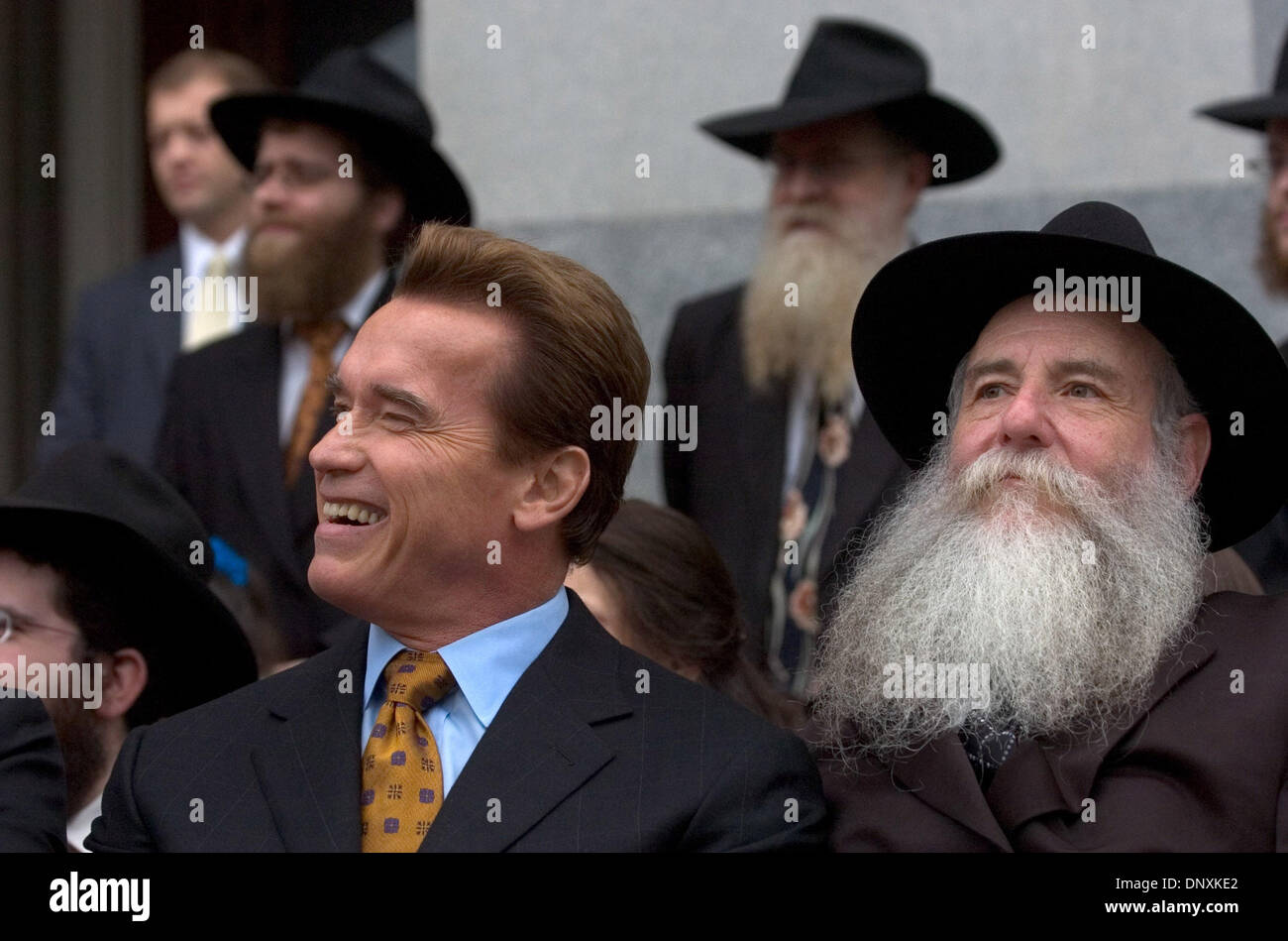 Déc 20, 2005 ; Los Angeles, CA, USA ; le Gouverneur de la Californie, Arnold Schwarzenegger, à gauche, et le Rabbin BORUCH S. CUNIN Directeur de la côte ouest pour attendre Chabad leur tour pour parler à une célébration de Hanoucca au Capitole à Washington. Crédit obligatoire : Photo par Renee C. Byer/Sacramento Bee/ZUMA Press. (©) Copyright 2005 par Sacramento Bee Banque D'Images