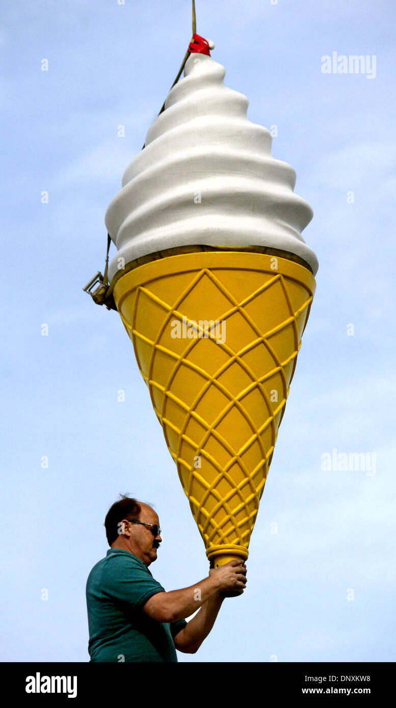 Déc 21, 2005 ; West Palm Beach, FL, USA ; Paul Caillouette, propriétaire de l'éclairage de l'Altima, guides en place l'un des cônes de géant à l'affaire Carvel Ice Cream Shop mercredi après-midi. Les cônes ont été prises en octobre, avant l'arrivée de l'ouragan Wilma, et stockées dans propriétaire Ralph et Ana Mejia's garage. Les cônes étaient nouveaux, ayant été remplacé après avoir été détruit dans les ouragans France Banque D'Images