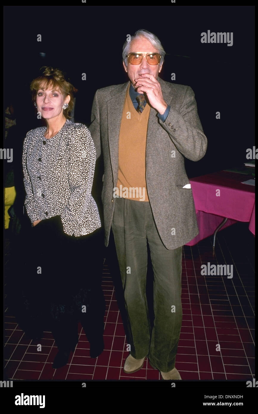 Hollywood, CA, USA ; acteur Gregory Peck et une femme non identifiée s'affichent dans une photo non datée. (Michelson-Roger Karnbad / date inconnue) Obligatoire Crédit : photo par Michelson/ZUMA Press. (©) Copyright 2006 Michelson Banque D'Images