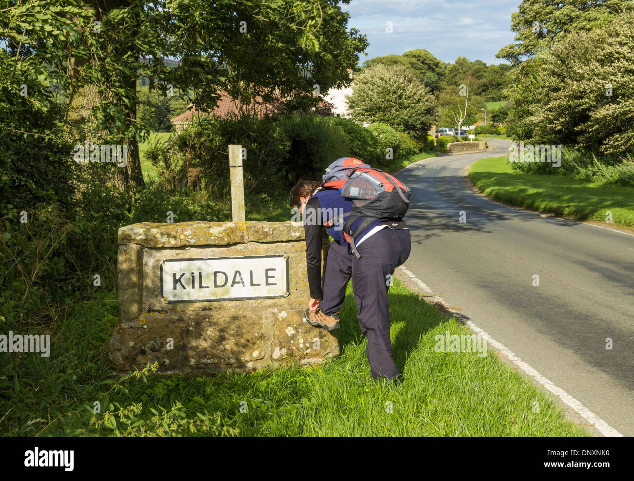 Female hiker walking the Cleveland Way National Trail près de Kildale village de North Yorkshire, England, UK Banque D'Images