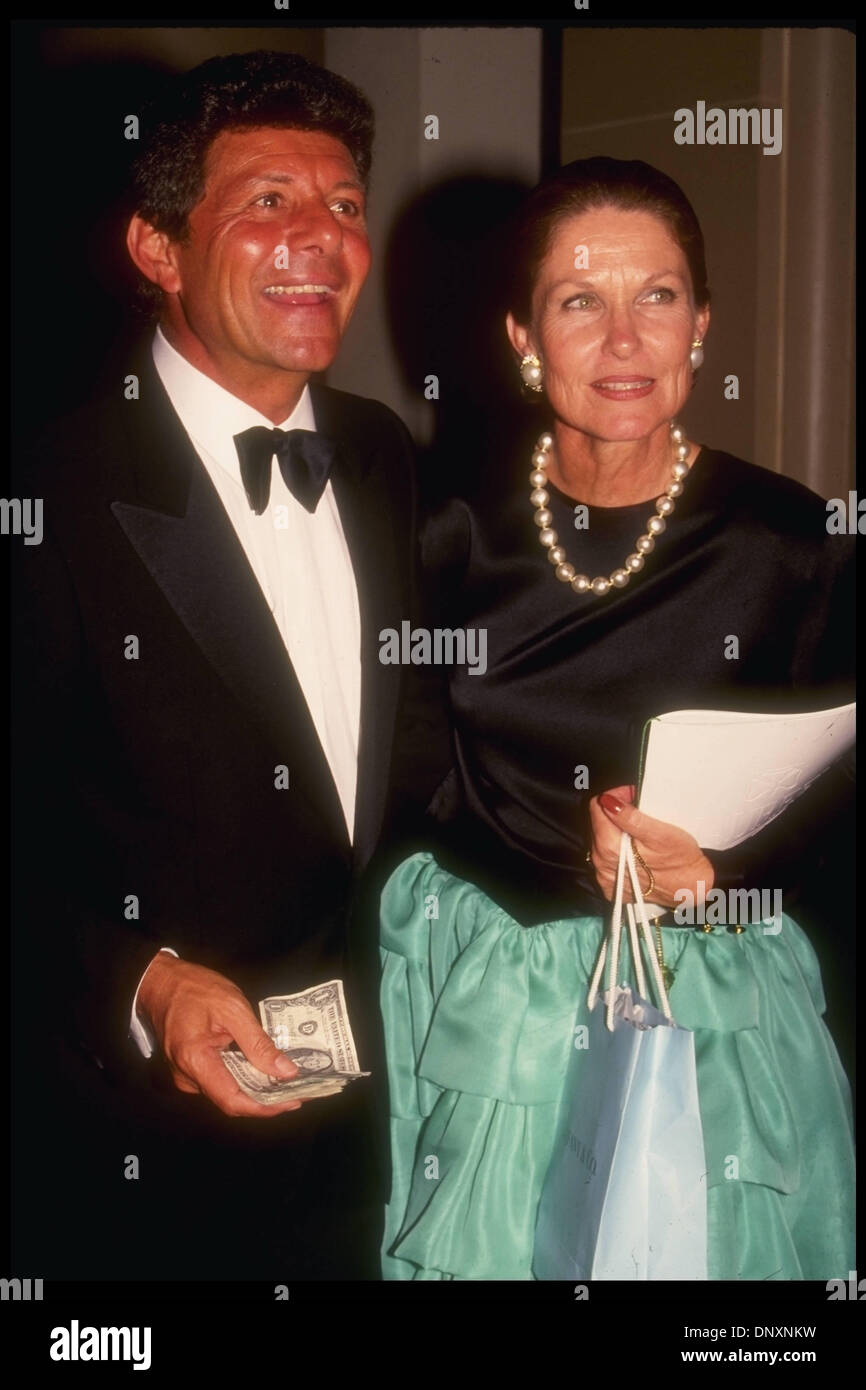 Hollywood, CA, USA ; 'Beach Blanket' acteur Frankie Avalon et la femme sont présentés dans une photo non datée. /Michelson-Hutchins (date inconnue) Obligatoire Crédit : photo par Michelson/ZUMA Press. (©) Copyright 2006 Michelson Banque D'Images