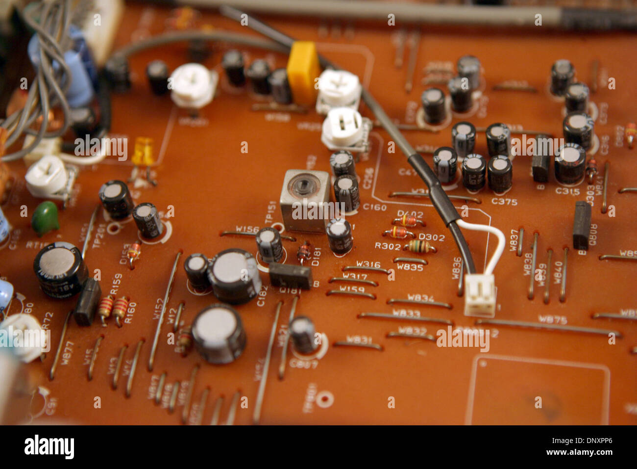 Dec 27, 2005 ; Los Angeles, CA, USA ; photo en gros plan de la face inférieure du PCB stéréo. Une carte de circuits imprimés ou des composants électroniques à l'aide d'interconnexions PCB traces conductrices laminé sur un substrat non conducteur. Une carte de circuit imprimé est composé de "conducteurs" gravée fixée à une plaque d'isolant. Les voies conductrices sont appelés 'traces' ou 'tracks'. L'isolant est Banque D'Images