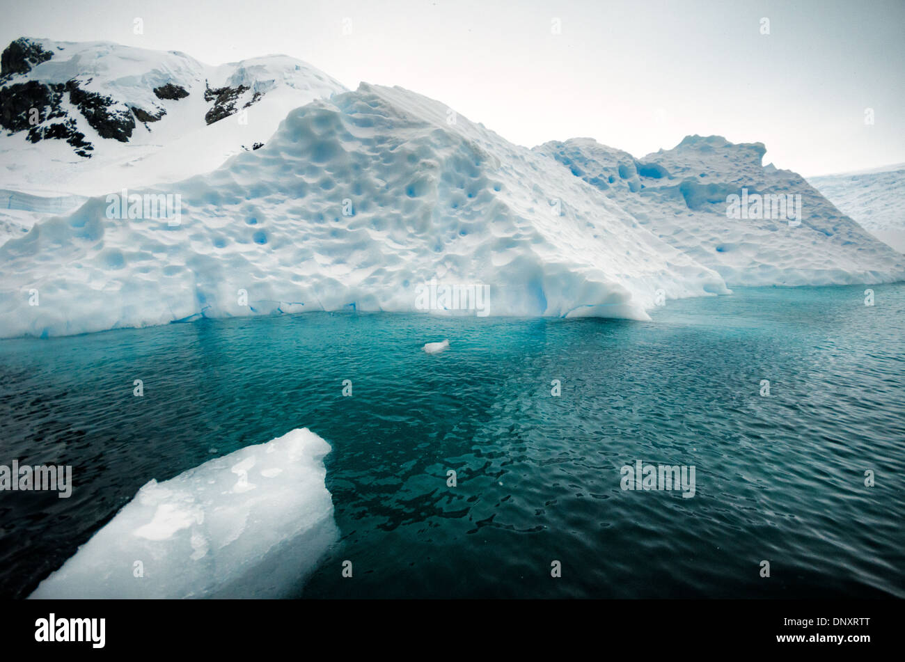 L'ANTARCTIQUE - un iceberg de faible altitude dépasse de beaucoup plus loin sous l'eau à Curtis Bay, l'Antarctique, ce qui rend l'eau apparaissent en vert. Banque D'Images