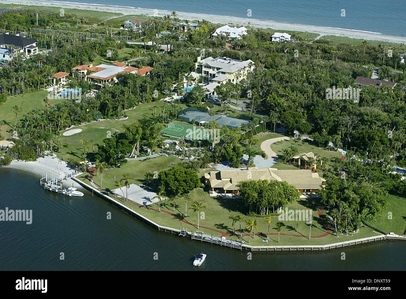 Dec 28, 2005 ; Jupiter Island, Floride, USA ; Tiger Woods aurait acheté l'ancienne Churck Curcio estate sur Jupiter Island. C'est 10 hectares qui vont de l'ICW pour l'océan. Il y a une maison jaune sur le côté de la propriété d'ICW, et un élégant yacht blanc de stabilisateurs attachés au quai au nord de la maison jaune. Il y a 4 maisons sur la propriété : 2 au nord de l'ye Banque D'Images