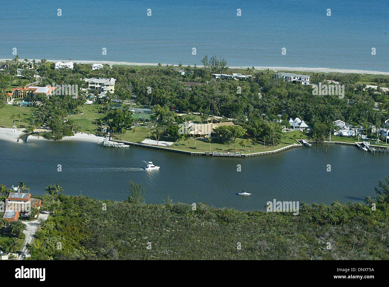 Dec 28, 2005 ; Jupiter Island, Floride, USA ; Tiger Woods aurait acheté l'ancienne Churck Curcio estate sur Jupiter Island. C'est 10 hectares qui vont de l'ICW pour l'océan. Il y a une maison jaune sur le côté de la propriété d'ICW, et un élégant yacht blanc de stabilisateurs attachés au quai au nord de la maison jaune. Il y a 4 maisons sur la propriété : 2 au nord de l'ye Banque D'Images