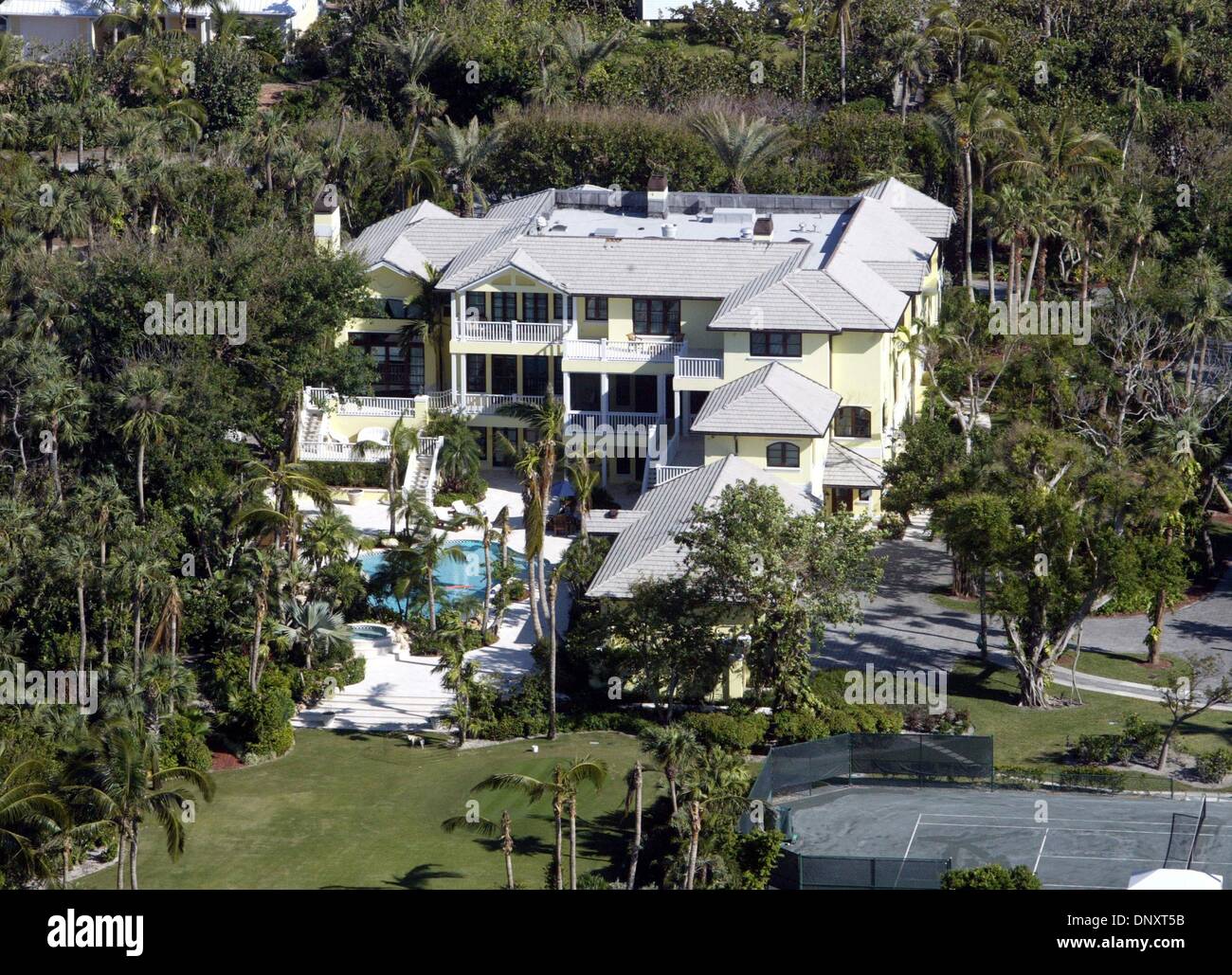 Dec 28, 2005 ; Jupiter Island, Floride, USA ; Tiger Woods aurait acheté l'ancienne Churck Curcio estate sur Jupiter Island. C'est 10 hectares qui vont de l'Intracoastal Waterway à l'océan. Il y a une maison jaune sur le côté de la propriété d'ICW, et un élégant yacht blanc de stabilisateurs attachés au quai au nord de la maison jaune. Il y a 4 maisons sur la propriété : 2 à t Banque D'Images