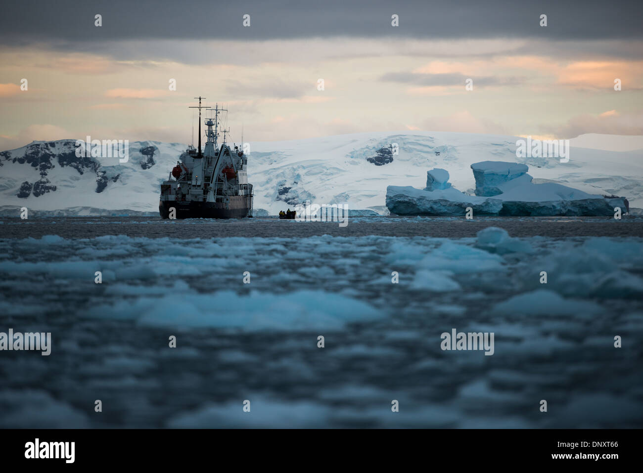 L'ANTARCTIQUE Antarctique - un bateau de croisière dans le passé la distance et brash (petits icebergs, comme soirée ensembles. Banque D'Images